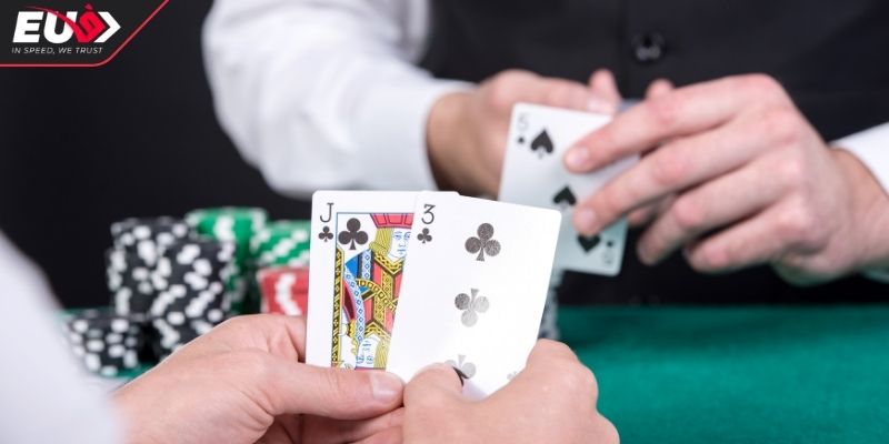 Quan sát đối thủ đánh Poker